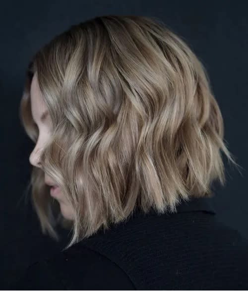 Corte reto com medio-curto wavy bob