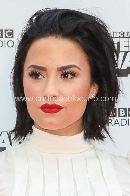 penteado-demi-lovato-cabelo-curto