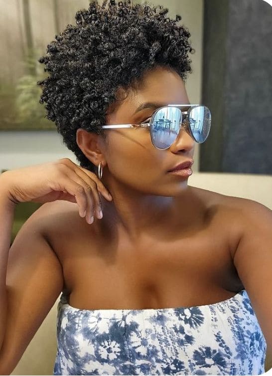 Corte de Cabelo Curto nos Cabelos Cacheados naturais em 2026 2 Cabelo Cacheado Natural com um belo cabelo curto feminino