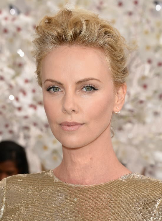 Famosas Internacionais que Aderiram aos Cortes de Cabelo Curto Feminino 4 Charlize Theron