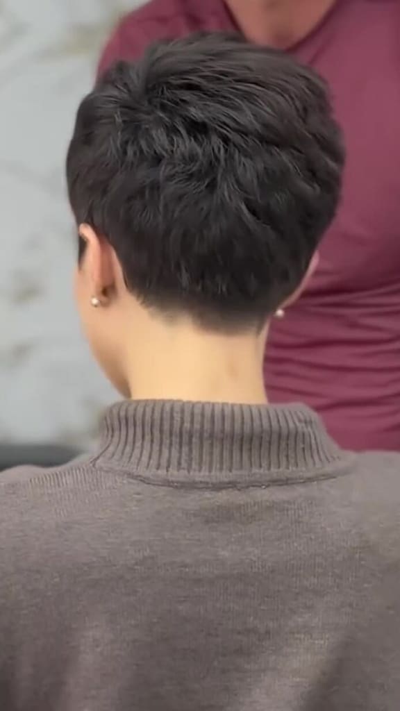 Pixie Curto Texturizado: o corte que destaca o rosto e facilita a finalização 4 corte Pixie feito pelo Nell Carmo Nuca
