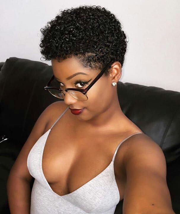 5 Cabelos curtos cacheados com estilo e personalidade 2 2. Cabelo curto cacheado com laterais mais ajustadas