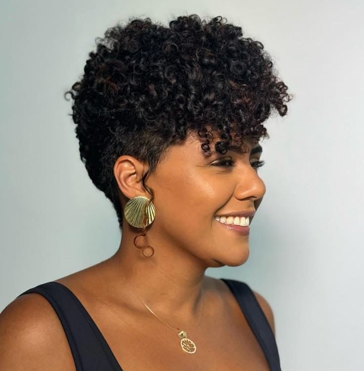 Cabelos Curtos Feminino: Tendência e Liberdade em 2026 2 Cabelo cacheado e curto para 2026