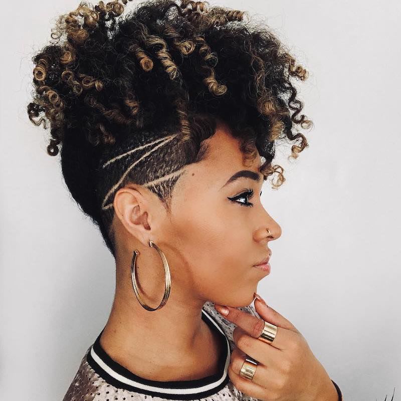 Para mulheres com cabelos crespos que gostam de estilo e volume