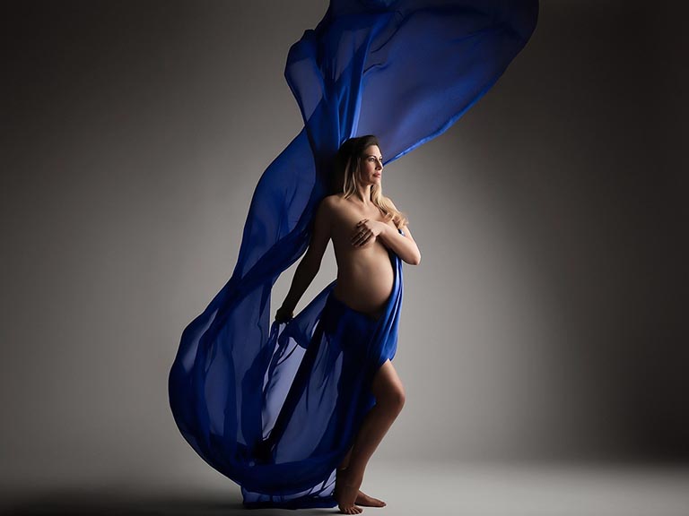 photo grossesse nouveau ne-femme enceinte voile bleu