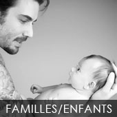 Photo de famille d'un père tenant son nouveau-né dans les bras réalisée par un photographe à Genève