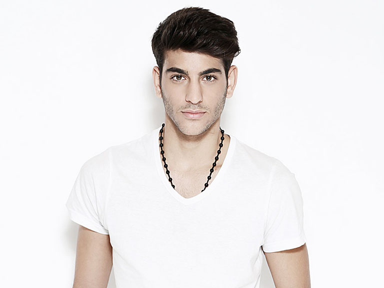 photo d'un homme posant pour son book mannequin