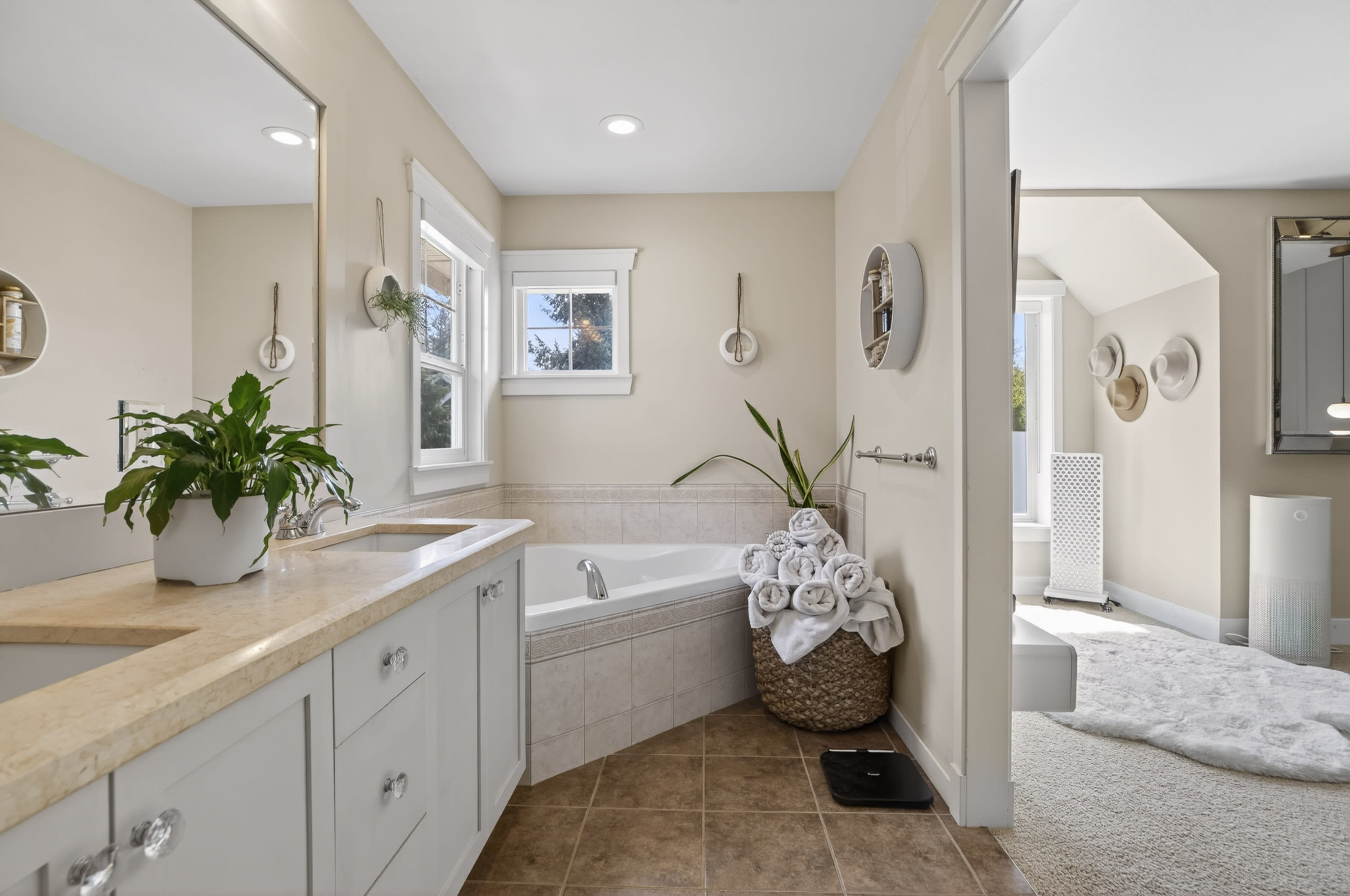 Morgan Creek Executive Residence — 15507 37A Avenue