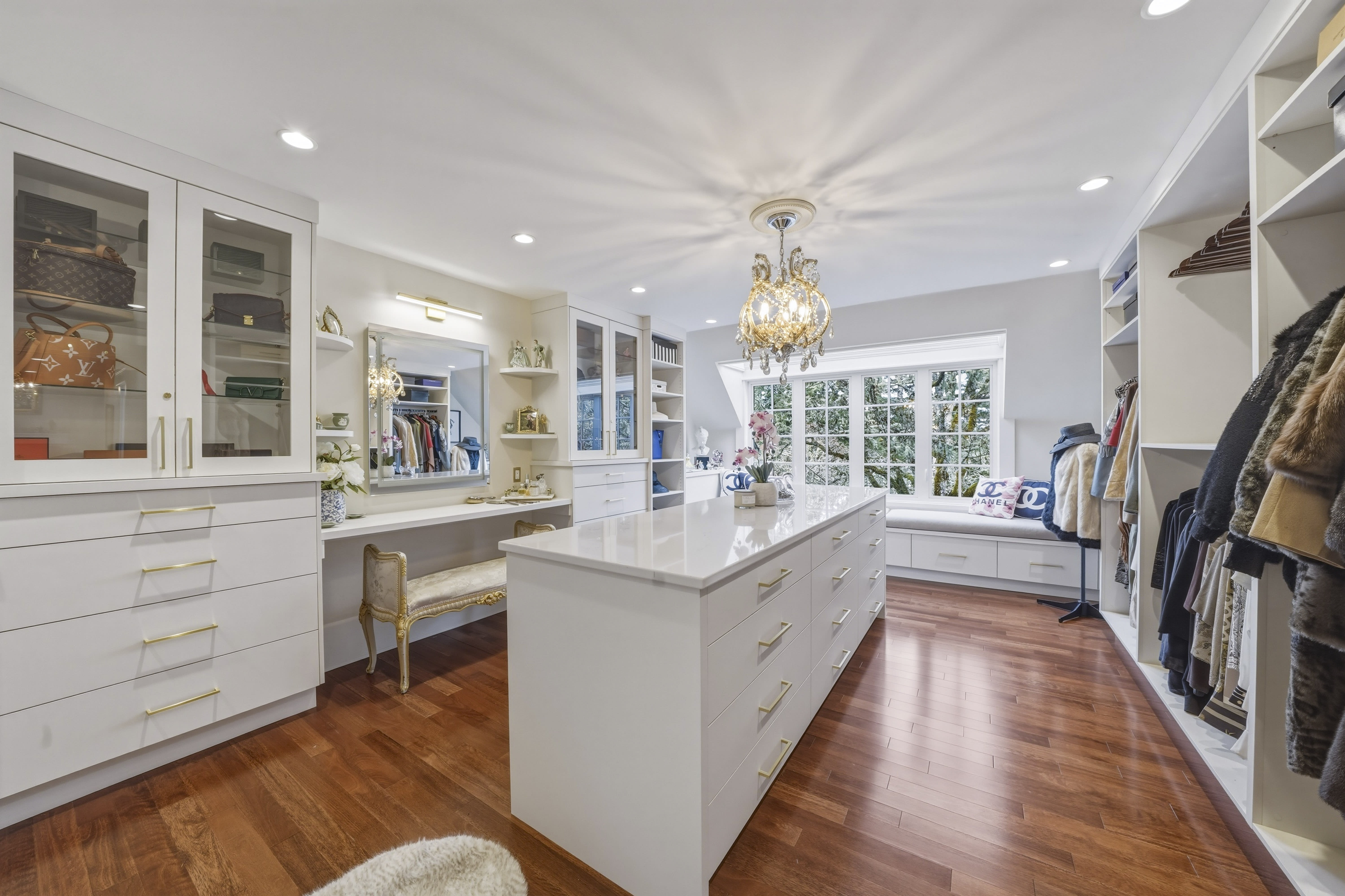 Owl's Landing laundry room — luxury estate 1708 Woodsend Drive