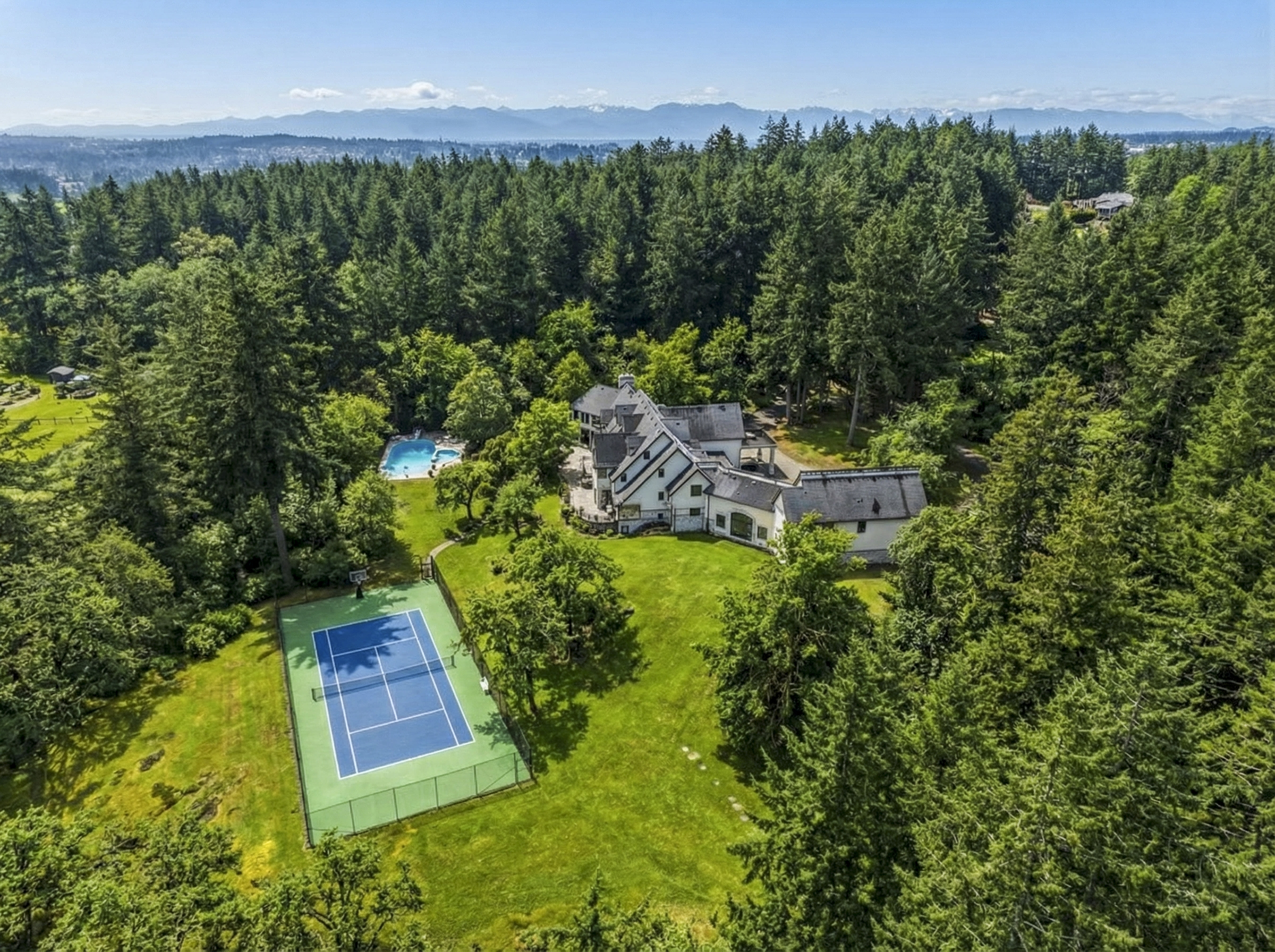 Owl's Landing open-plan living and dining area — Saanich luxury home