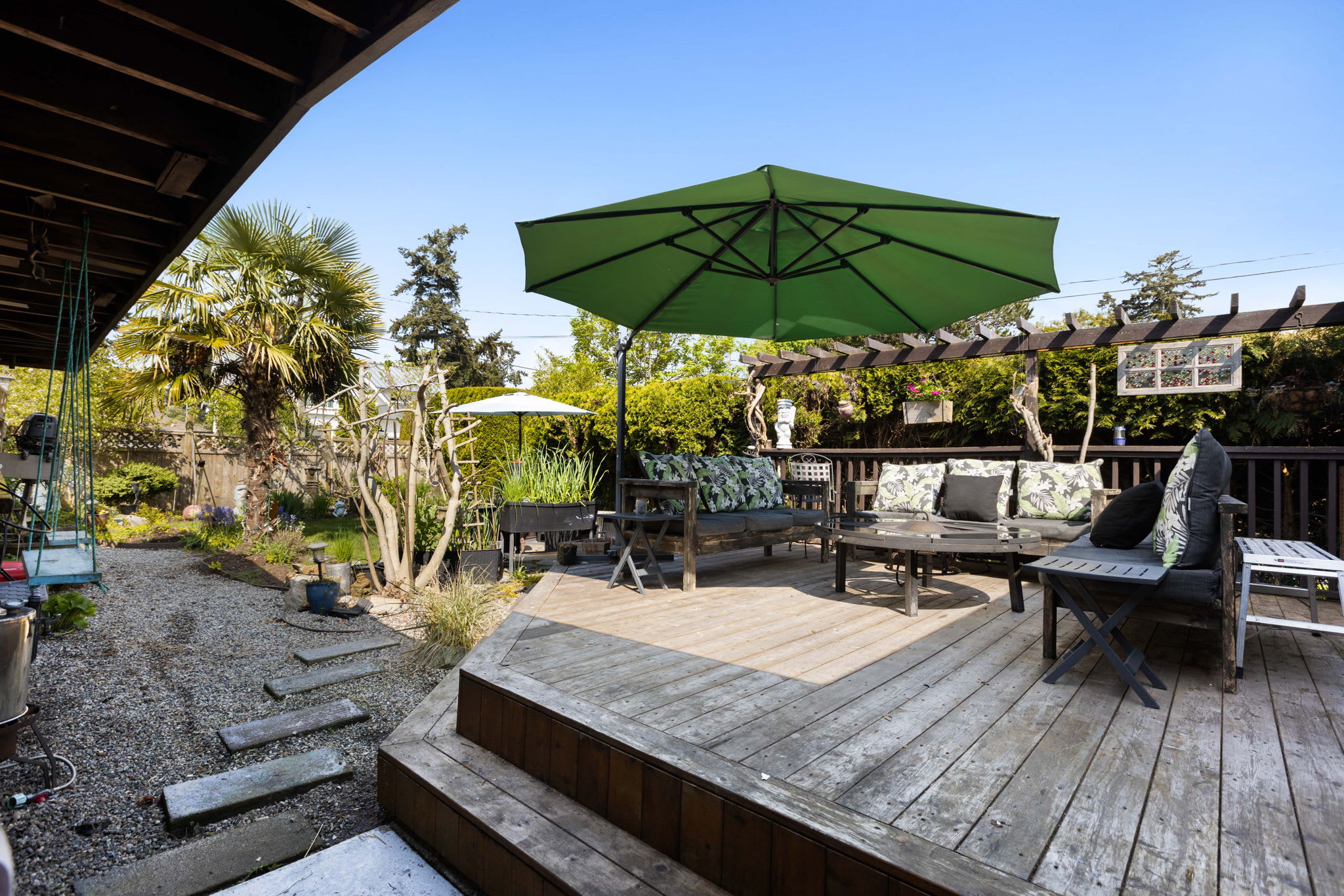 Outdoor entertaining area — Boundary Bay Beach Cottage, Delta BC