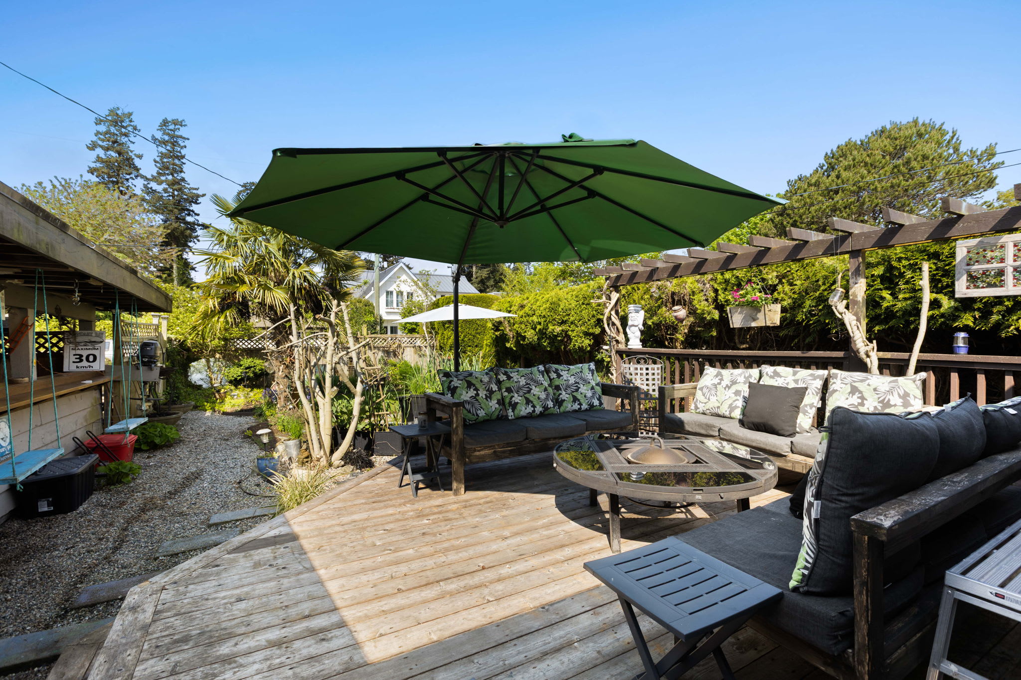 Hot tub and deck — Boundary Bay Beach Cottage, Delta BC