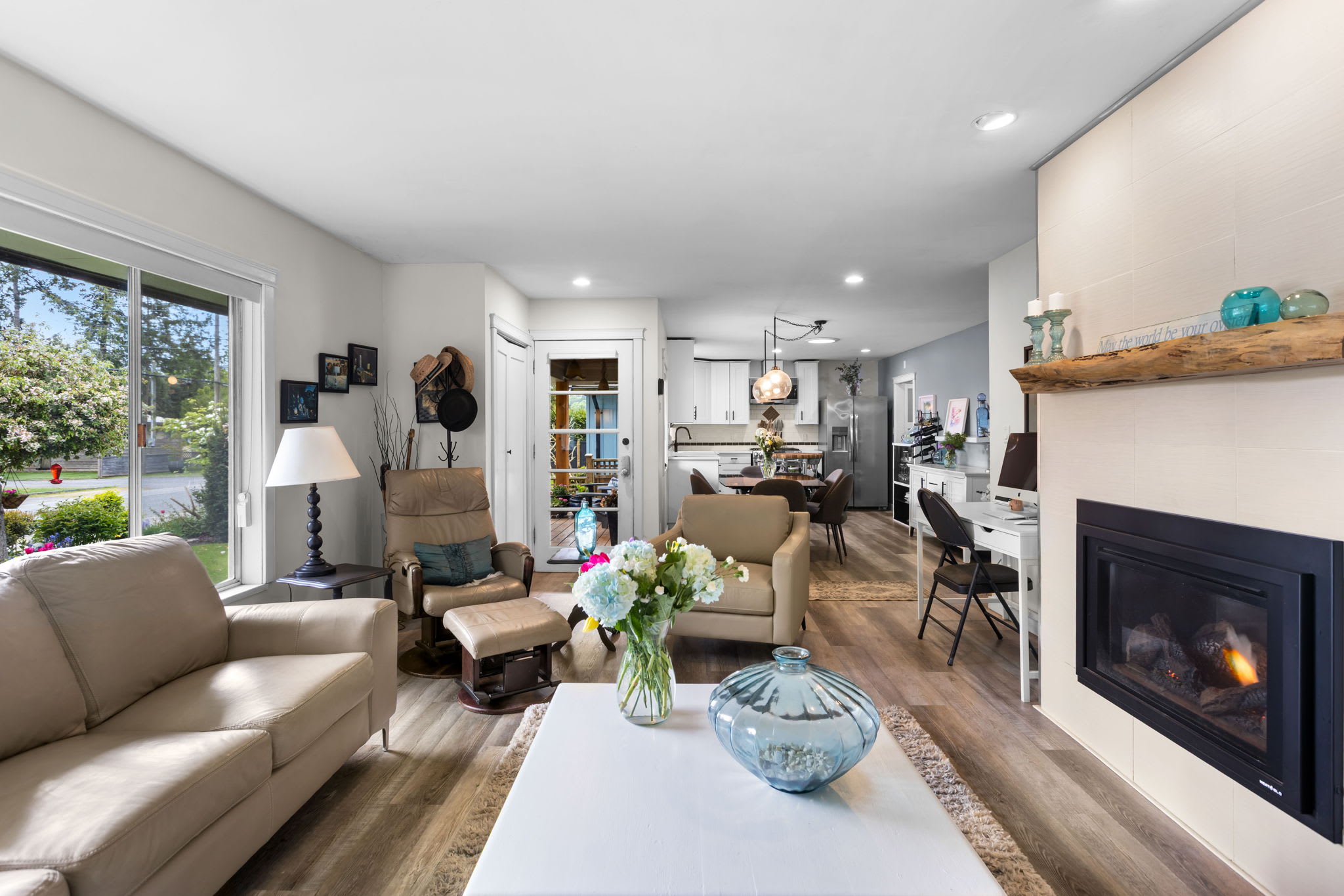 Garden and backyard — Boundary Bay Beach Cottage, Delta BC