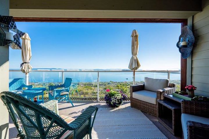 Living room with gas fireplace — 306 1120 Tsatsu Shores Drive, Tsawwassen BC