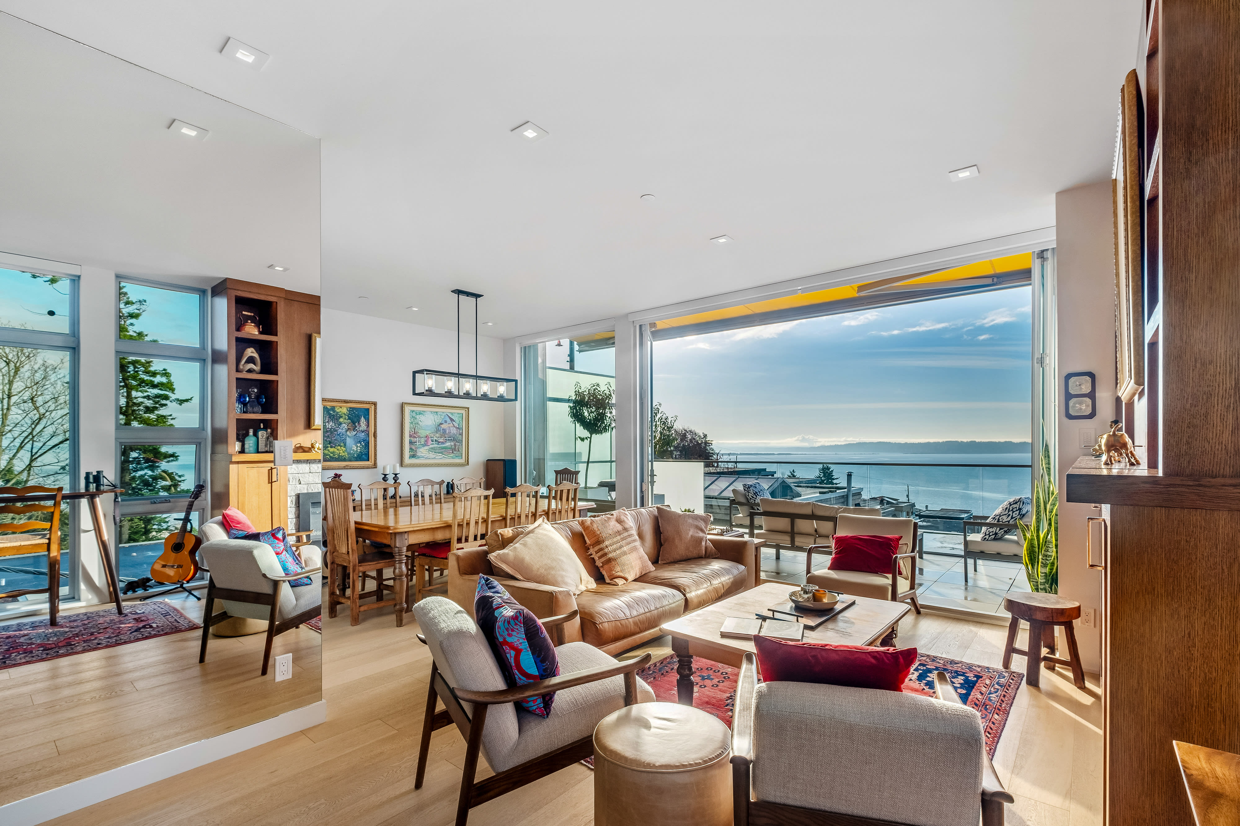 Main floor living area — 15046 Buena Vista Avenue White Rock