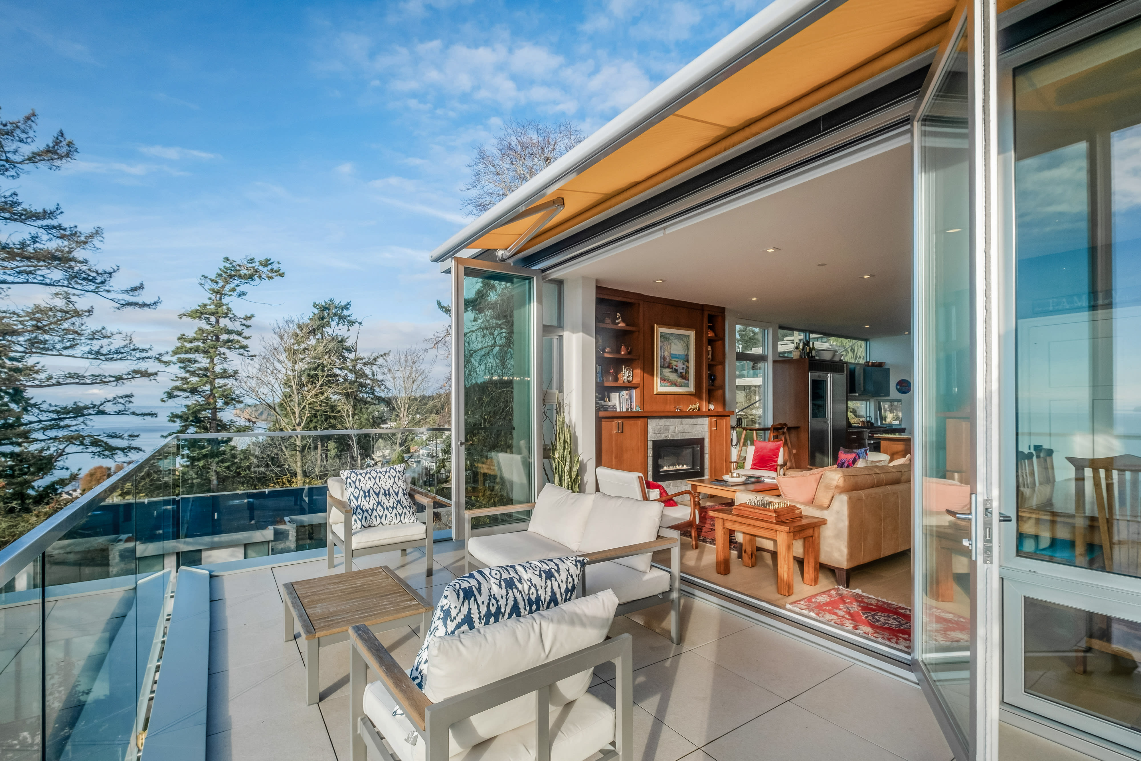 Open-plan living area — 15046 Buena Vista Avenue White Rock