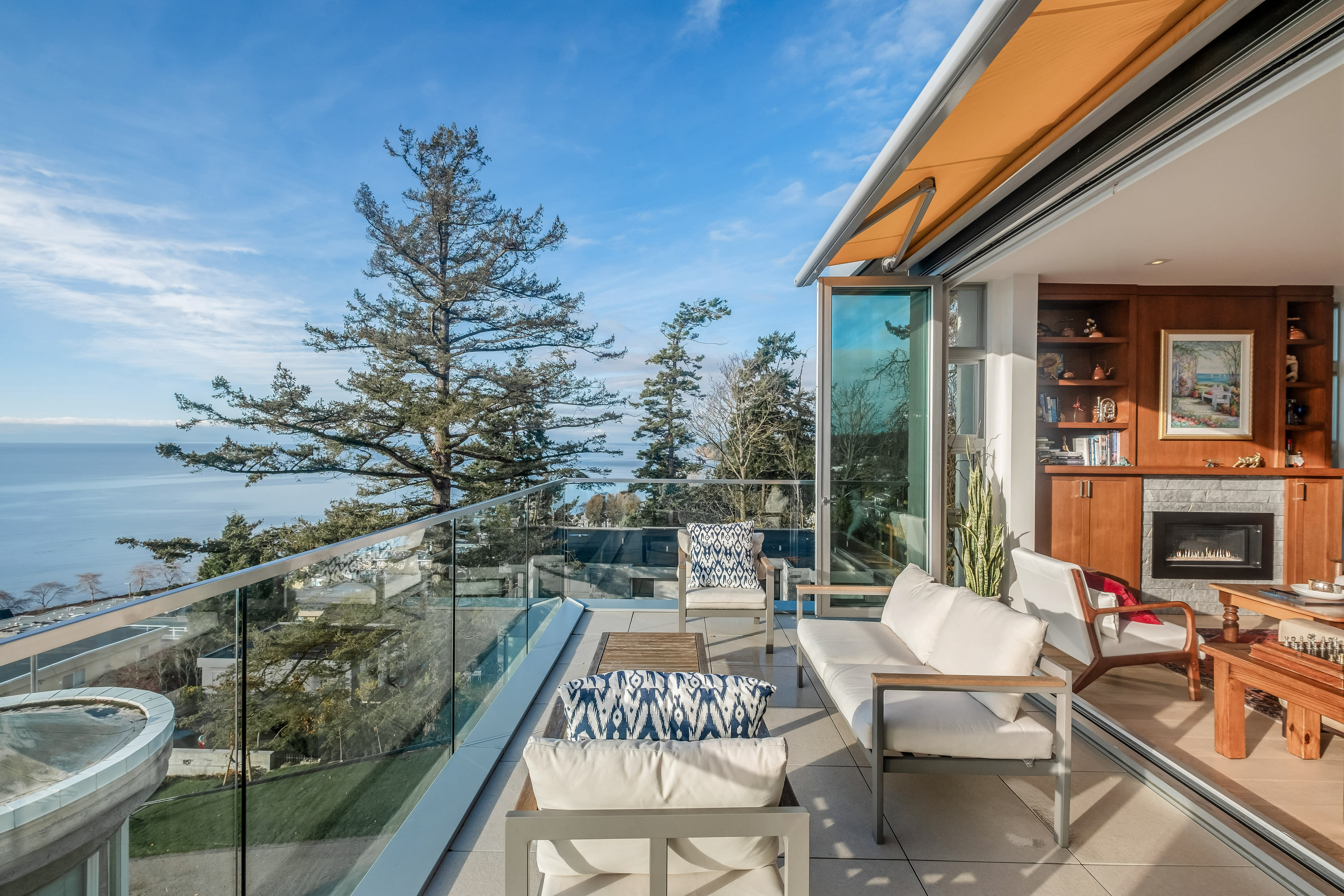Living and dining area — 15046 Buena Vista Avenue White Rock
