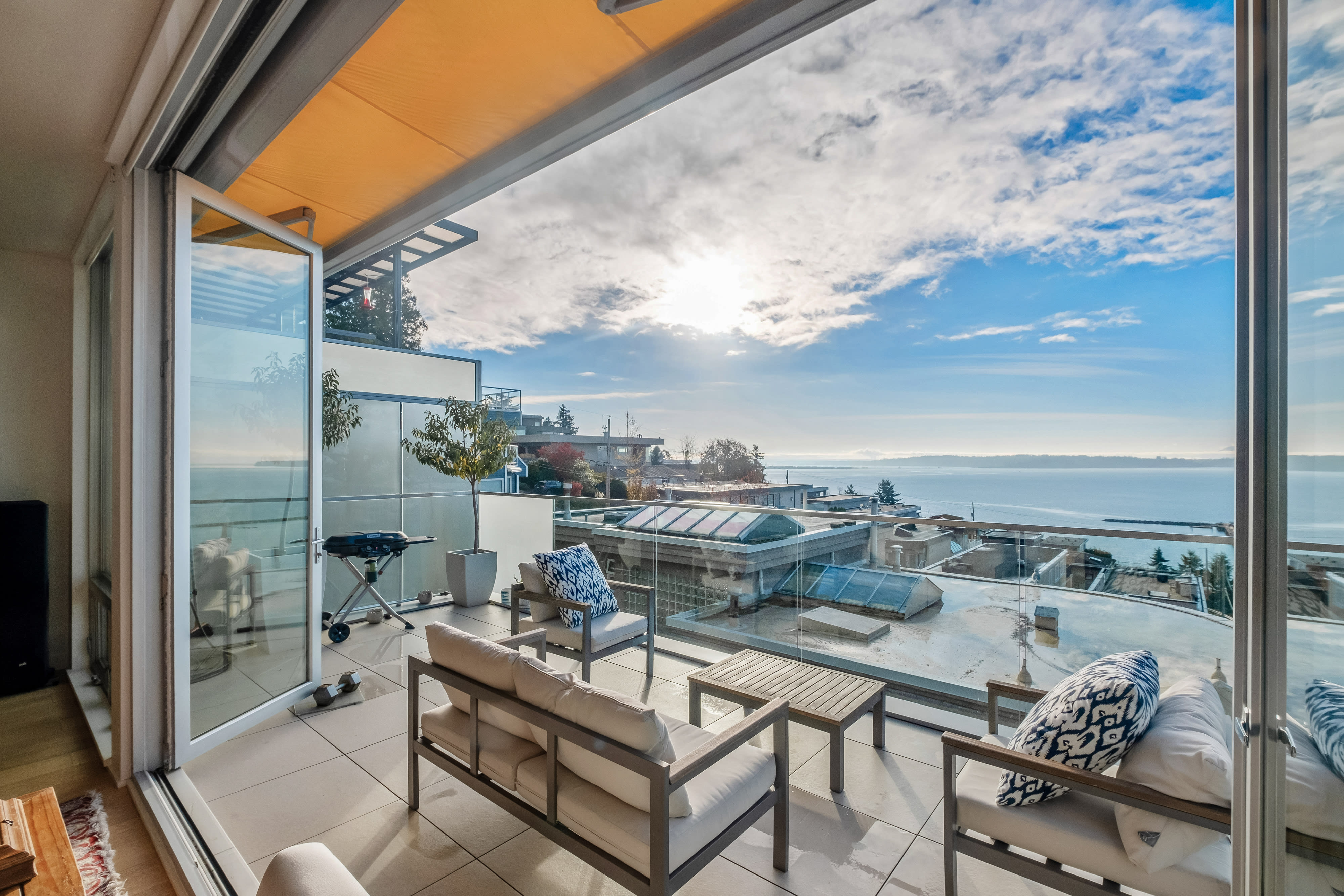Open living space — 15046 Buena Vista Avenue White Rock BC