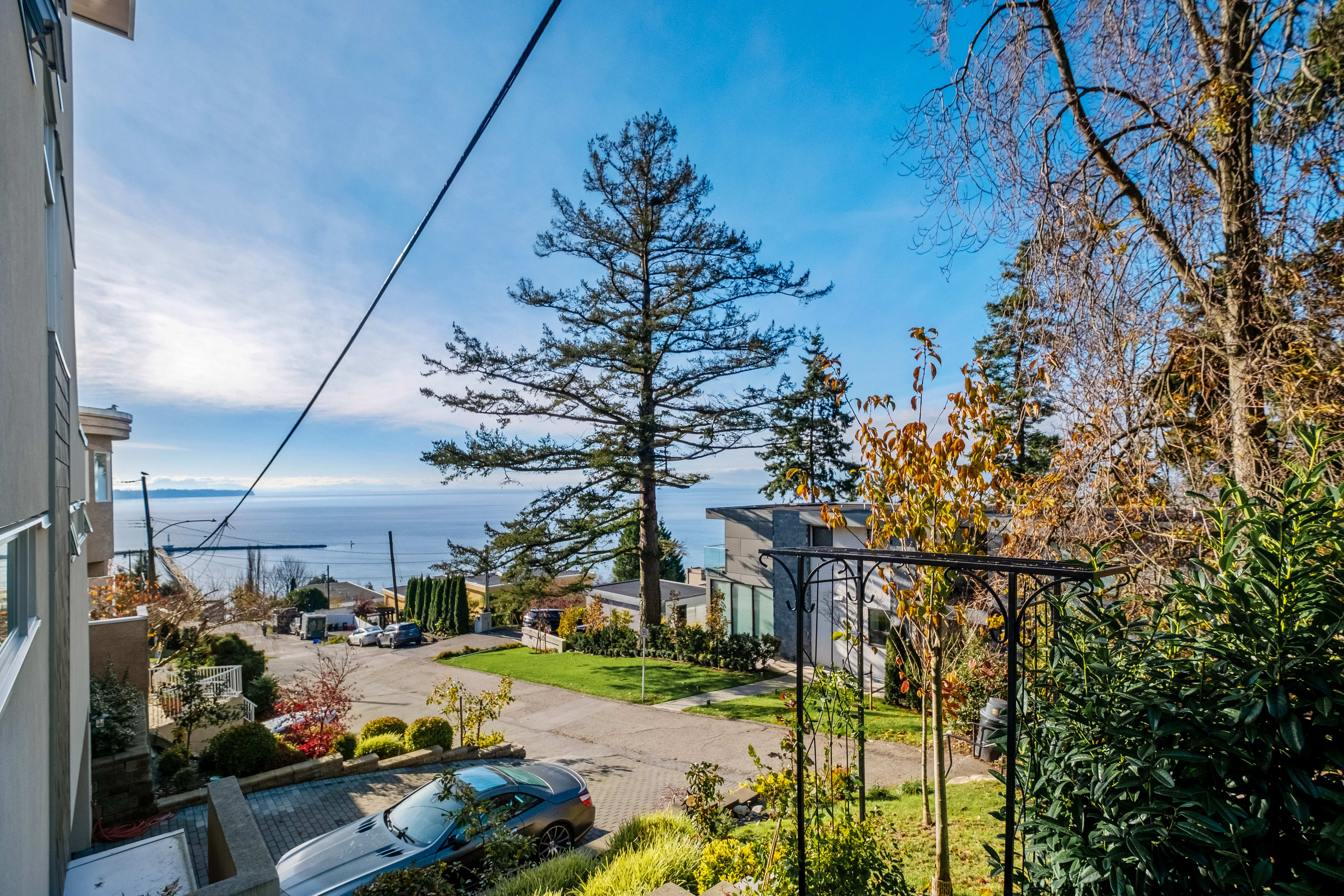 Gourmet kitchen with ocean views — 15046 Buena Vista Avenue White Rock BC