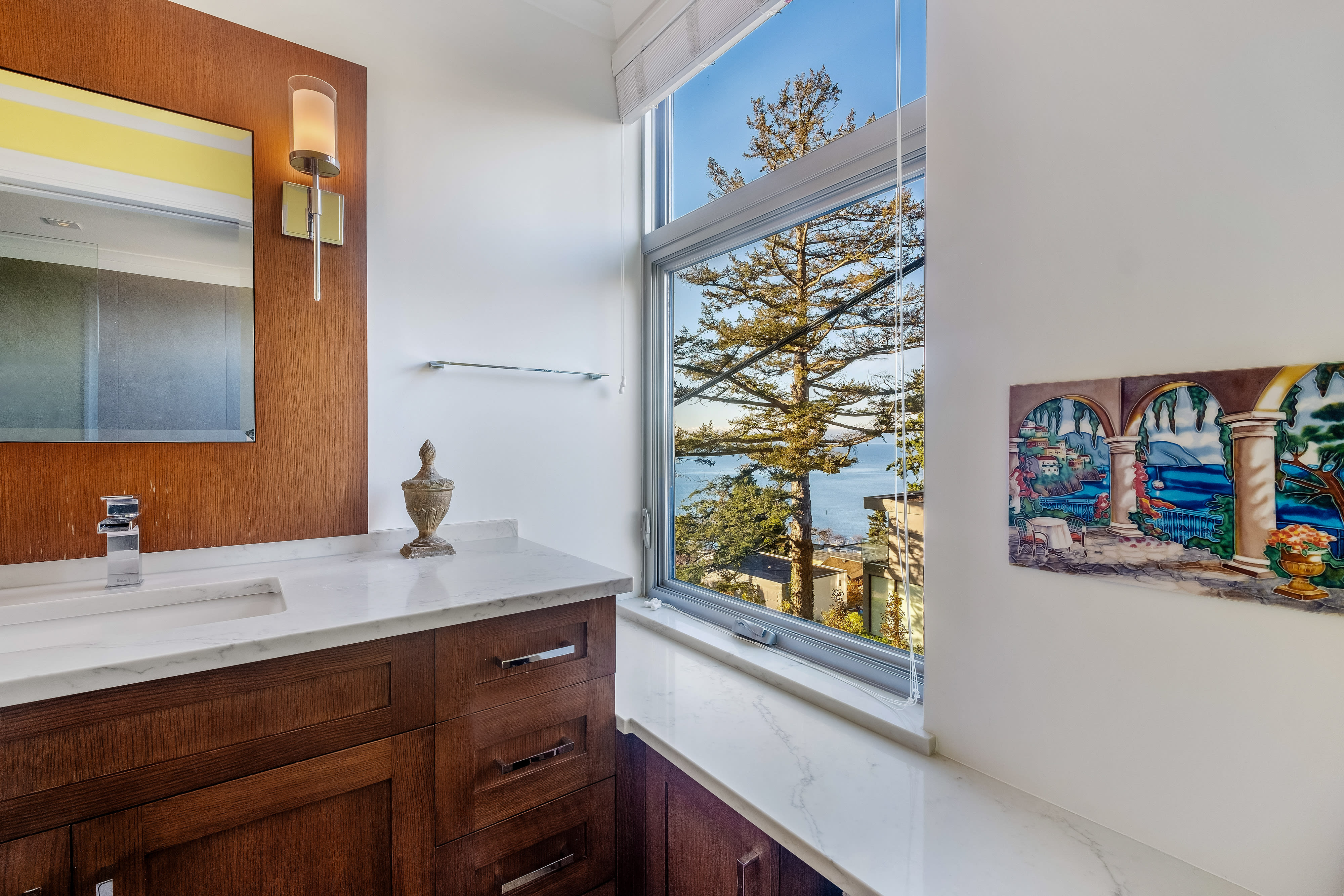 Ensuite bathroom — luxury home Buena Vista Avenue White Rock BC