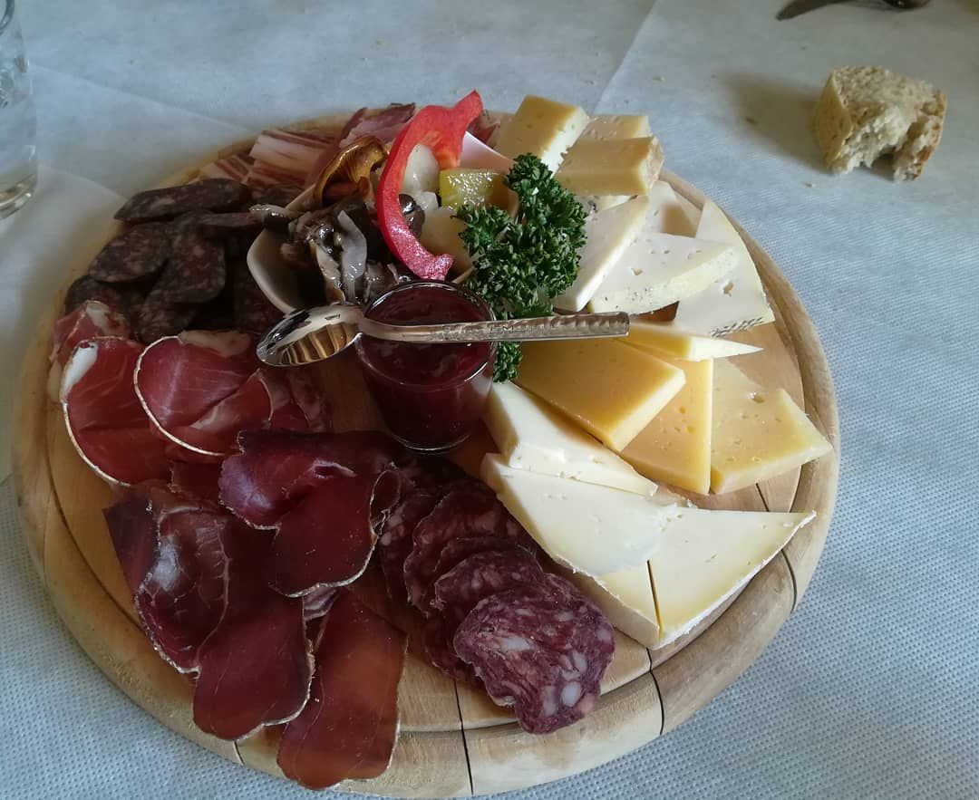 Foto del piatto: Antipasto della casa – Tagliere di salumi e formaggi locali