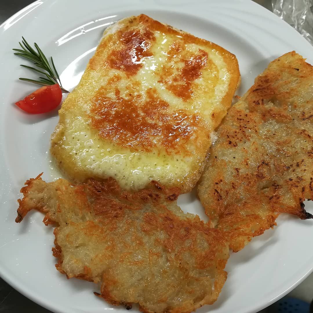 Foto del piatto: Formaggio alla piastra con tortel di patate