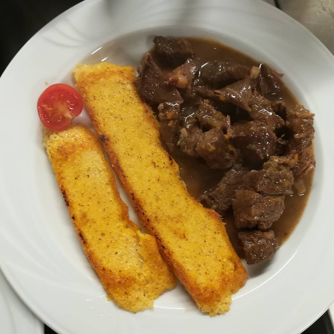 Foto del piatto: Spezzatino di manzo con polenta alla piastra