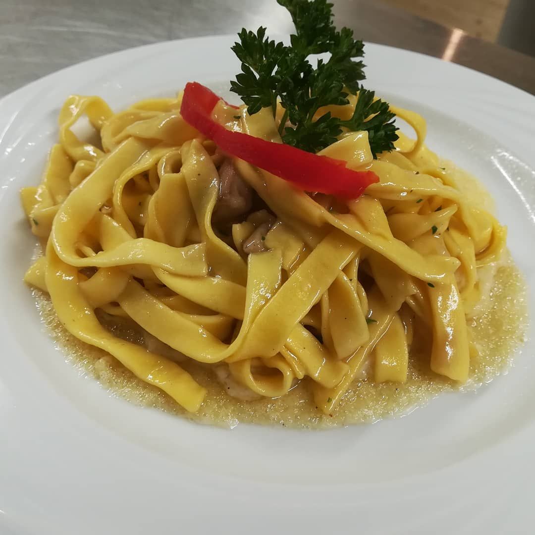 Foto del piatto: Tagliatelle caserecce ai funghi porcini e formaggio fuso