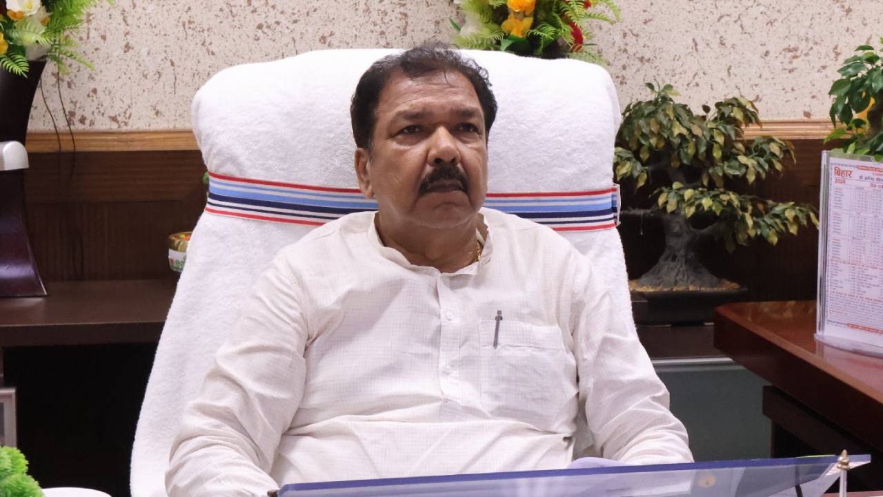 बिहार : राजस्व विभाग में बड़ी कार्रवाई, 10 अफसरों पर गिरी गाज; एक महिला अफसर होंगी बर्खास्त