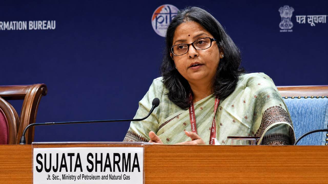 क्या सस्ता होगा पेट्रोल-डीजल? सरकार ने फिलहाल नहीं दिए संकेत : कच्चा तेल सस्ता हुआ लेकिन कीमतों पर फैसला बाद में