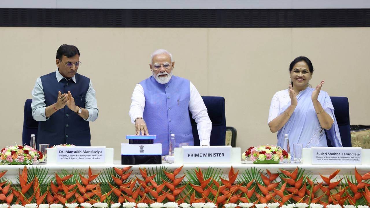 रोजगार को मिली रफ्तार : मोदी ने बांटे 2400 करोड़