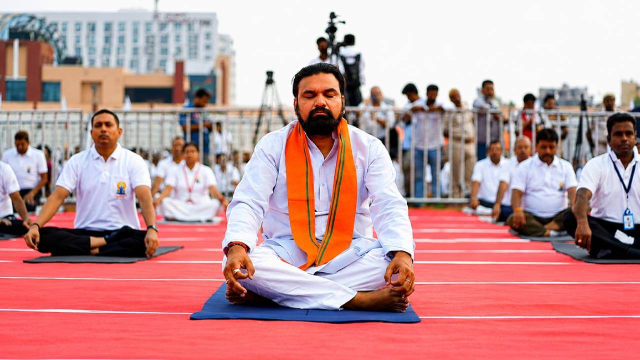 बिहार के स्कूल-कॉलेजों में पढ़ाया जाएगा योग : सम्राट