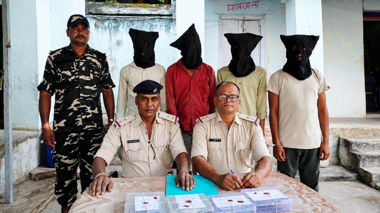 सीओडी पार्सल के नाम पर ठगी का खेल बेनकाब, देवघर पुलिस ने दबोचे 4 साइबर अपराधी