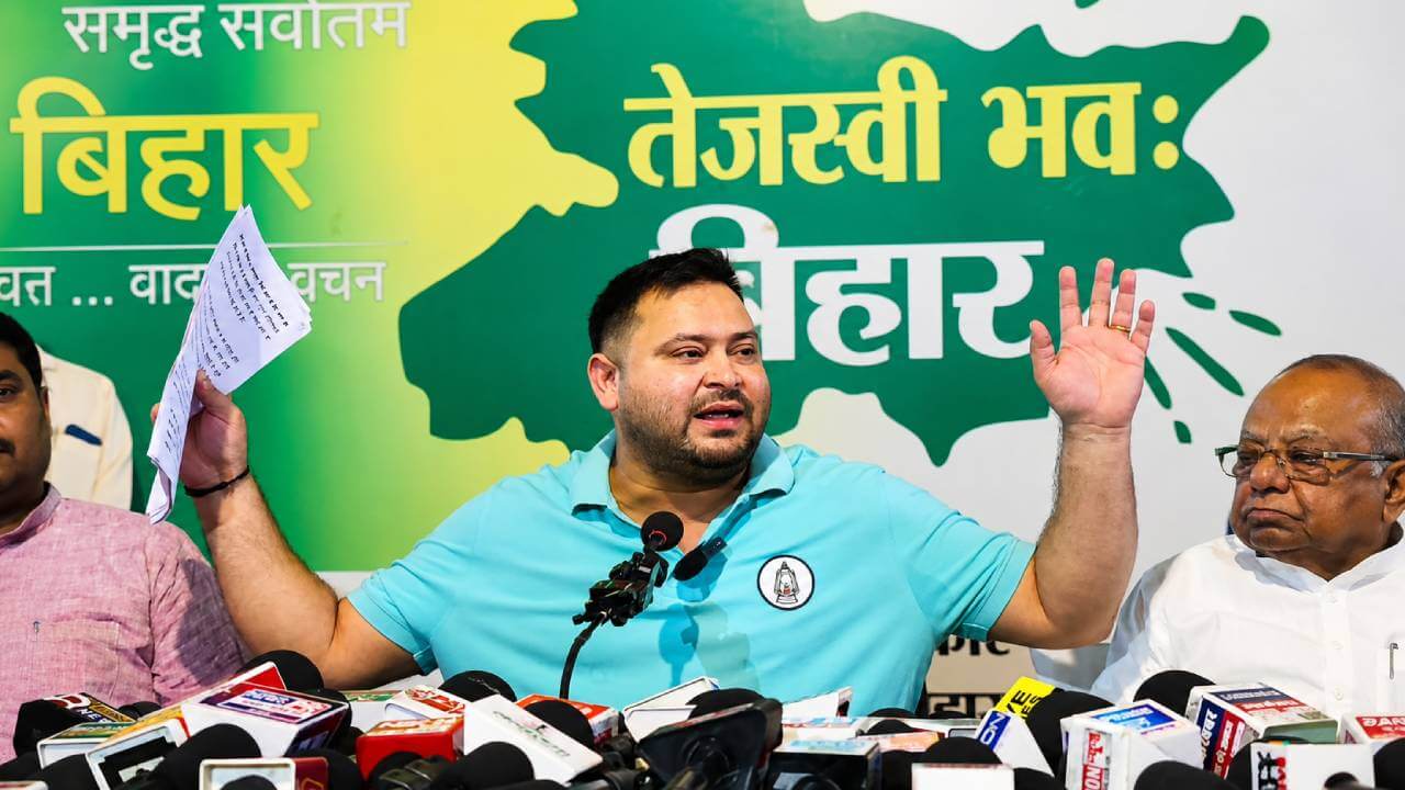 'रिशु श्री महाघोटाला' पर तेजस्वी का वार, बोले- 'बड़ी मछलियों को कौन बचा रहा है'