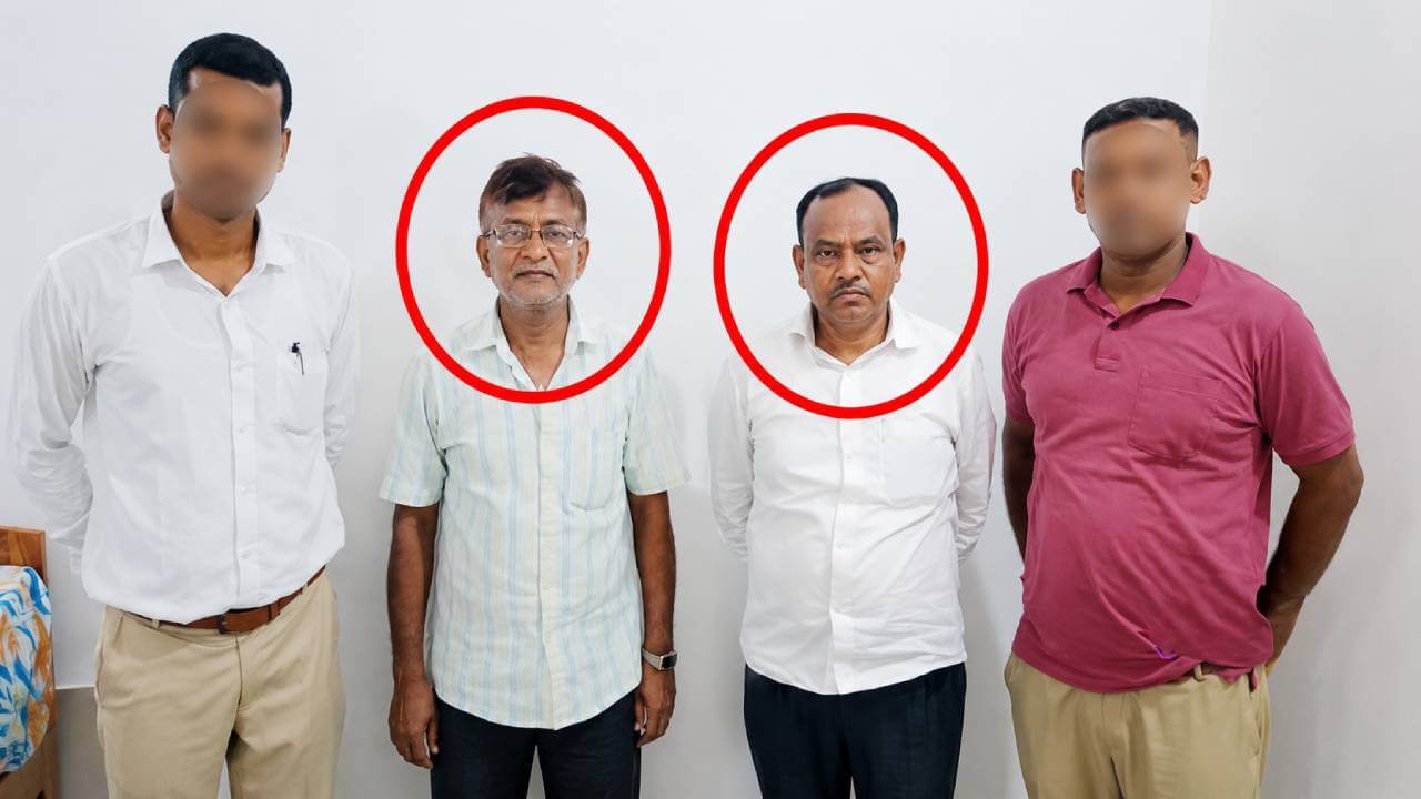 22 हजार रुपये रिश्वत लेते पेशकार और निजी दलाल रंगे हाथ गिरफ्तार