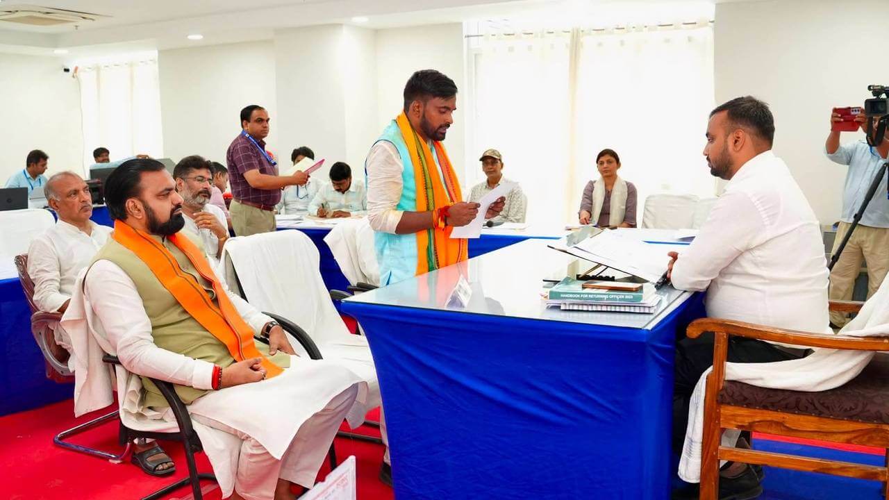 एनडीए का शक्ति प्रदर्शन: सम्राट चौधरी की मौजूदगी में नीरज सिन्हा ने भरा नामांकन