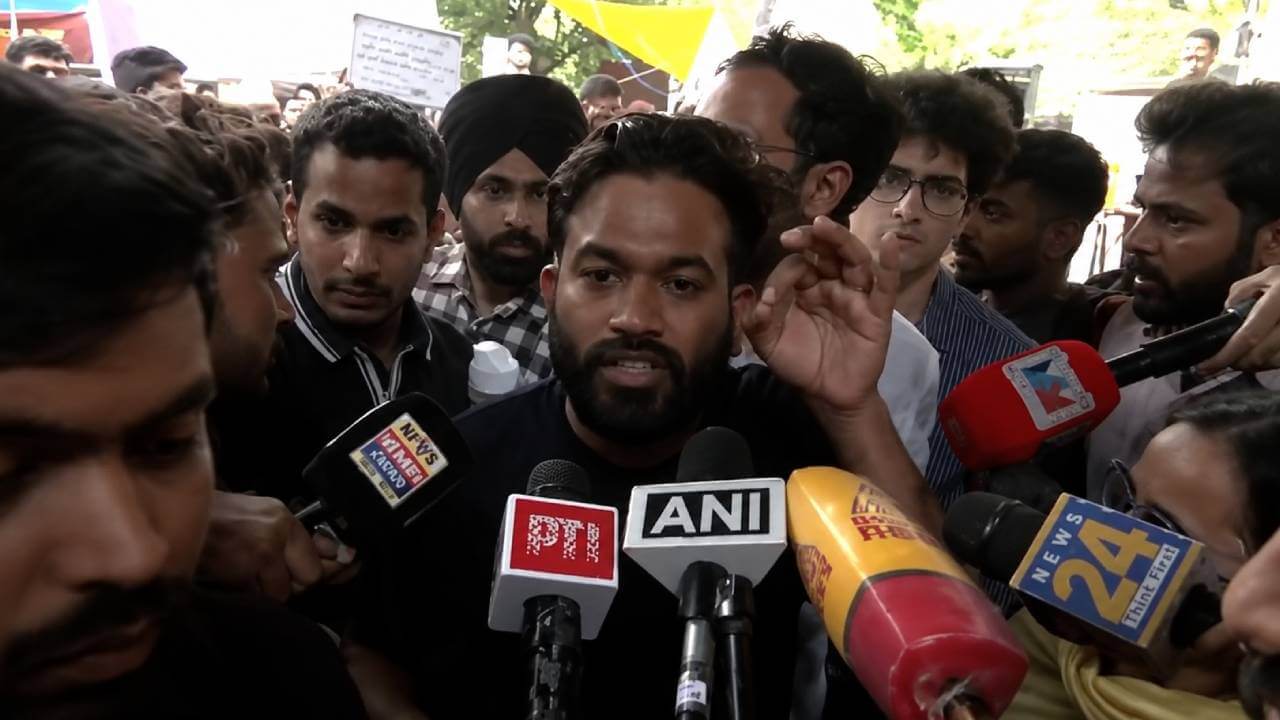 सोनम वांगचुक के अस्पताल पहुंचते ही आंदोलन को नया चेहरा, अभिजीत दीपके आमरण अनशन पर बैठे