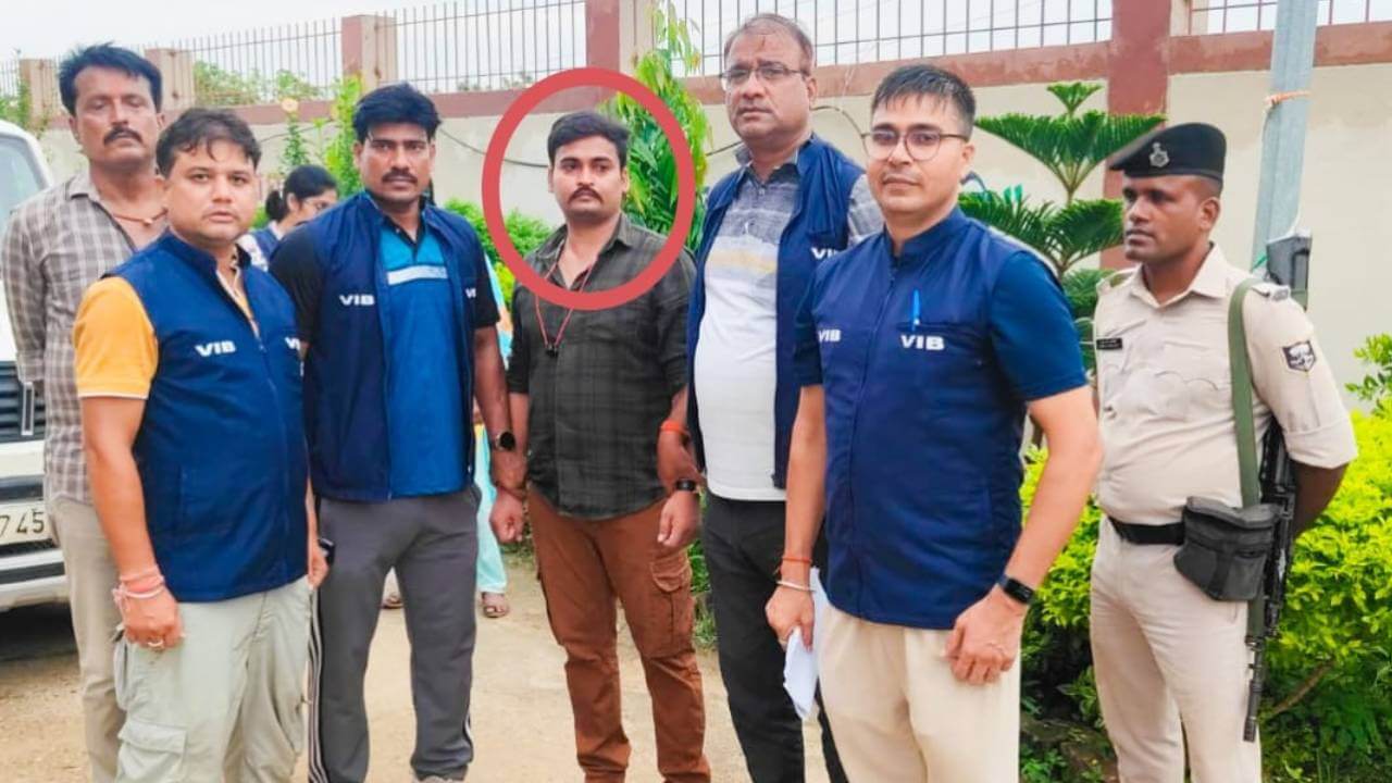 27 हजार की रिश्वत लेते रंगे हाथ पकड़ा गया थानेदार 