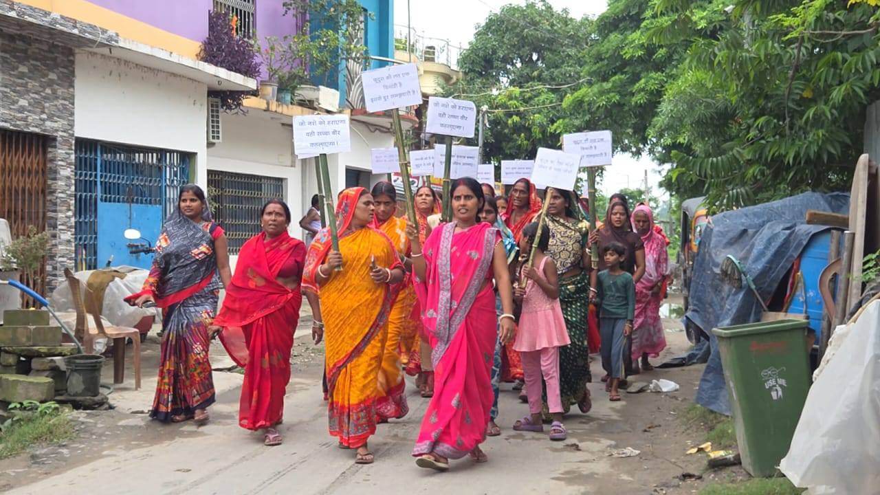 'पुलिस को नहीं मिलता स्मैक, नशेड़ियों को मिल जाता है': महिलाओं का फूटा गुस्सा 