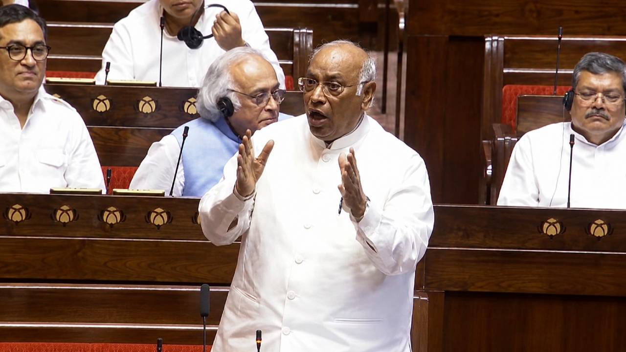 नीट पेपर लीक और शिक्षा मंत्री के इस्तीफे की मांग पर संसद में घमासान, मॉनसून सत्र का पहला दिन हंगामे की भेंट
