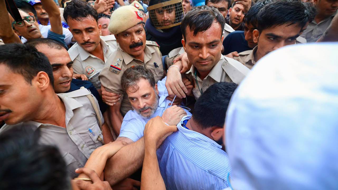 पीएम आवास पर कांग्रेस का हाई-वोल्टेज प्रदर्शन, राहुल-प्रियंका डिटेन; मोदी, शाह और प्रधान के इस्तीफे की मांग