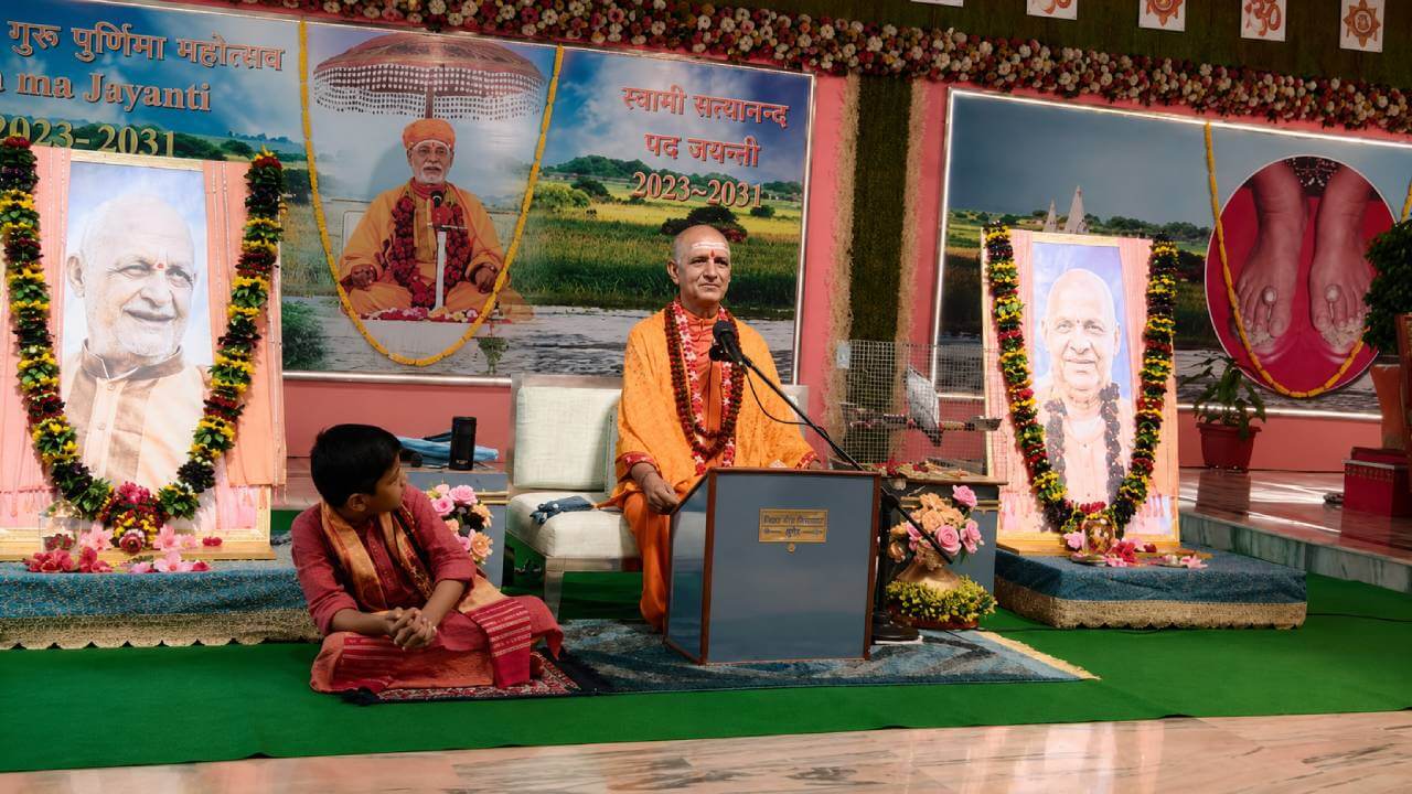 गुरु के प्रति पूर्ण समर्पण से ही शुरू होता है सच्चा शिष्यत्व: स्वामी निरंजनानंद