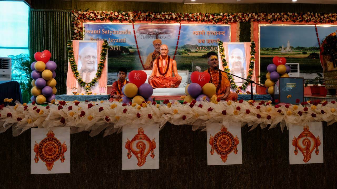 गुरु केवल व्यक्ति नहीं, जागृत चेतना हैं: स्वामी निरंजनानंद सरस्वती