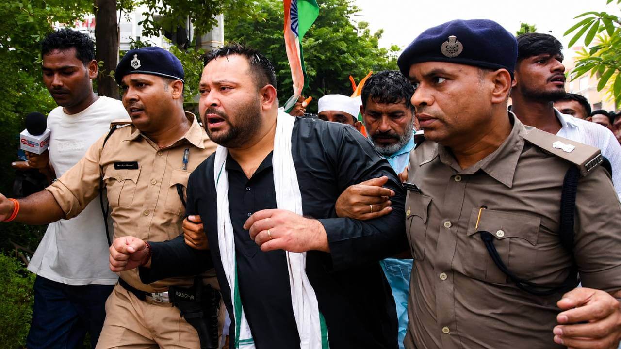 तेजस्वी का राजभवन मार्च: बैरिकेडिंग टूटी, वाटर कैनन चला, हिरासत में लिए गए नेता प्रतिपक्ष