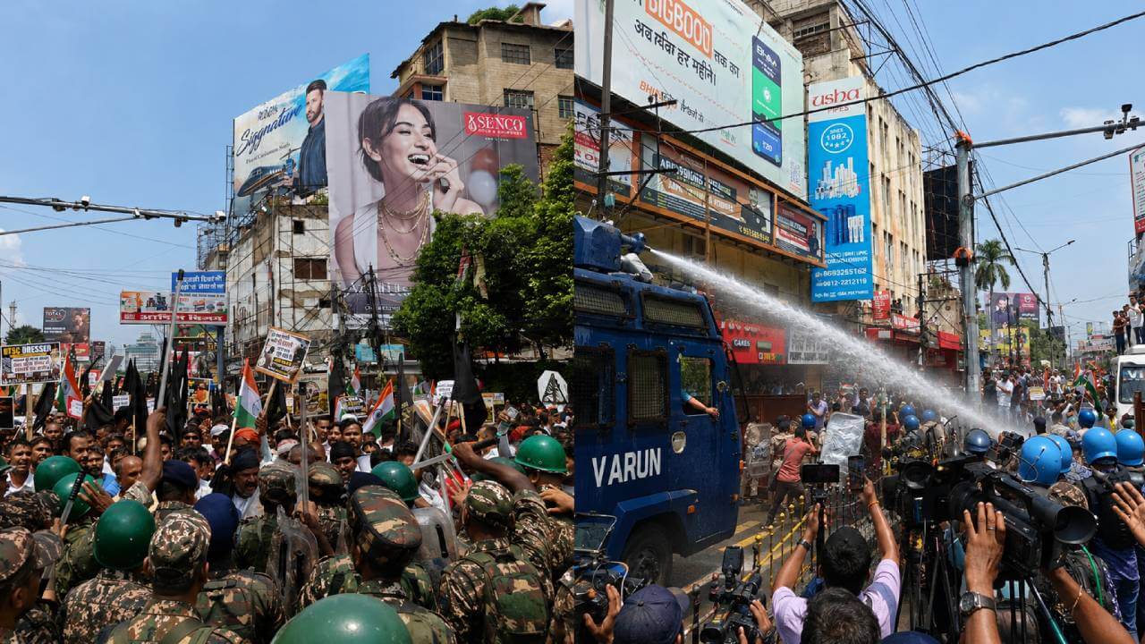 बीपीएससी अभ्यर्थियों का उग्र प्रदर्शन, बैरिकेडिंग तोड़ डाकबंगला पहुंचे छात्र; लाठीचार्ज और पत्थरबाजी में कई घायल