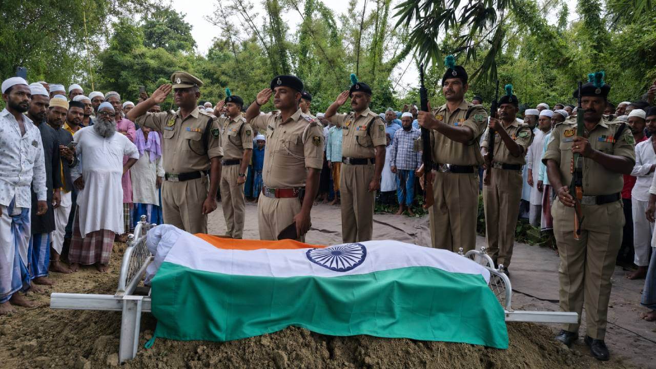 जम्मू में तैनात सैनिक का दिल का दौरा पड़ने से निधन, गार्ड ऑफ ऑनर के साथ दी गई अंतिम विदाई