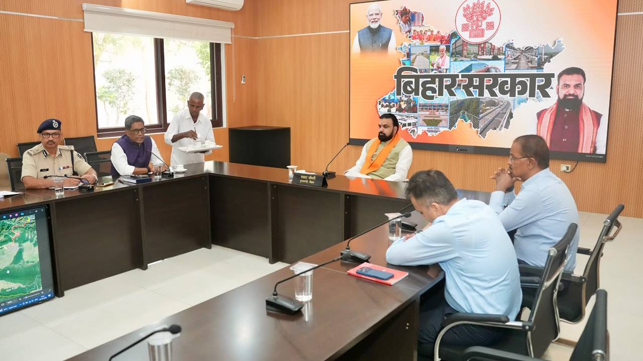 नेपाल में फ्लैश फ्लड का खतरा: बिहार के छह जिलों में हाई अलर्ट, तटबंधों पर दिन-रात पहरा