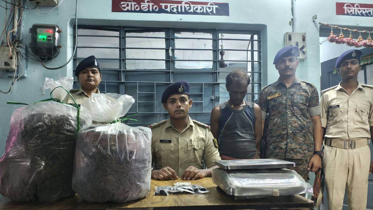 कटिहार में नशे के कारोबार पर पुलिस का वार: दुकान और घर से 14.646 किलो गांजा जब्त, एक गिरफ्तार
