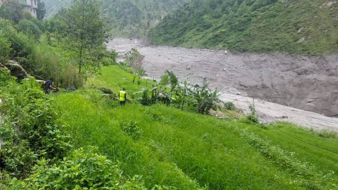भोटेकोशी की बाढ़ के बाद मौतों का दूसरा संकट: पहचान से पहले मिट्टी की आगोश में जा रहे सैकड़ों शव