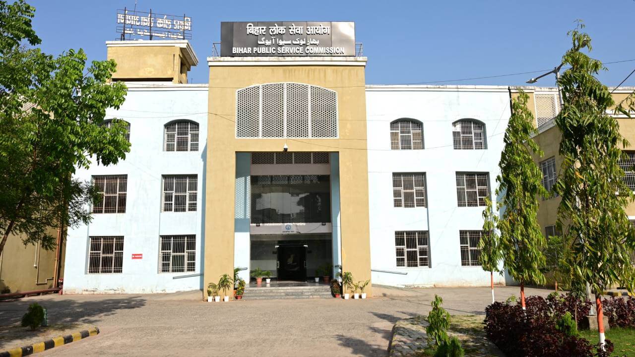 बिहार शिक्षक भर्ती अभ्यर्थियों को बड़ा झटका: टीआरई-4 के 32388 पदों की आवेदन प्रक्रिया स्थगित